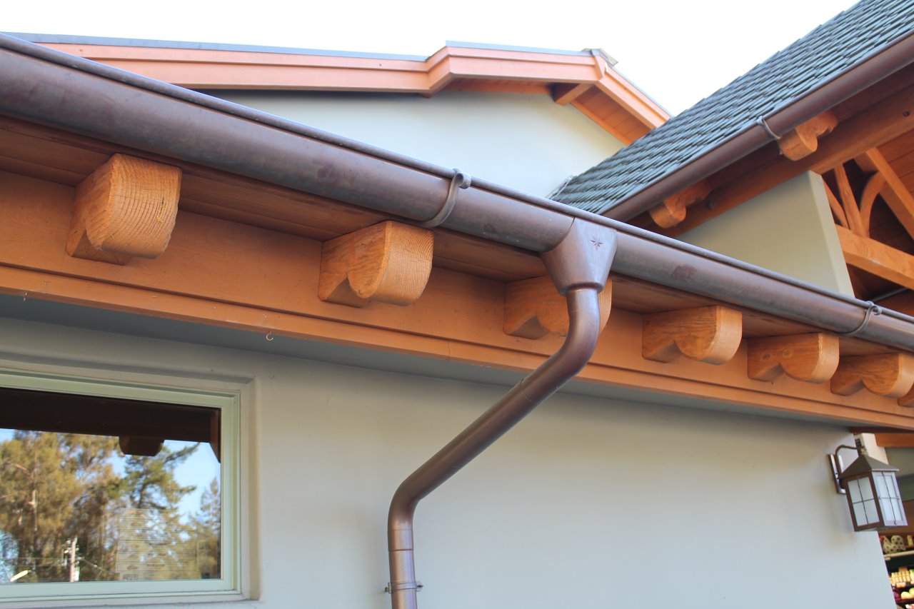 Half Round Copper Gutter w/Star Outlet & Cast Brass Hanger